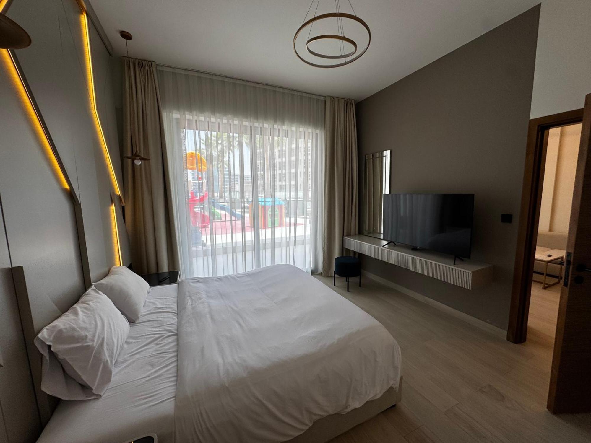 Designer 1br Flat - Prime Gardens - Near Everything Dubai
